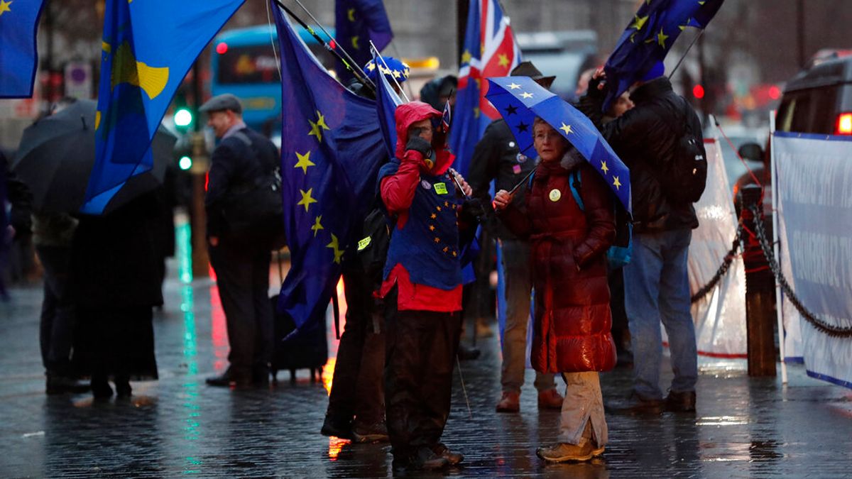 倫敦街頭仍有民眾揮舞著歐盟旗幟,希望英國能夠繼續留在歐盟。(美聯社) 倫敦街頭仍有民眾揮舞著歐盟旗幟,希望英國能夠繼續留在歐盟。(美聯社)