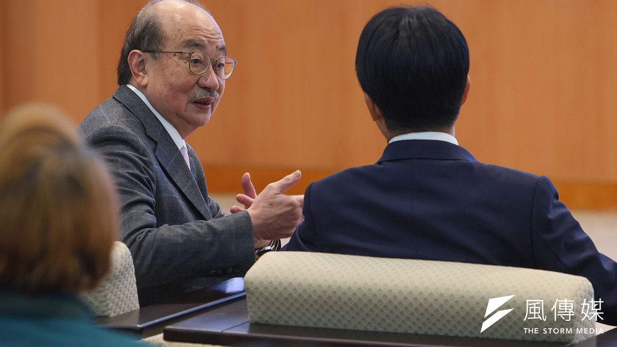 総統府は頼清徳総統(右)と民進党団総括の柯建銘(左)が意思疎通を保っていると主張。両者は立法院長の韓国瑜と国民党議員41議席の罷免に関して異なる立場を示している。(撮影:顏麟宇) 総統府は頼清徳総統(右)と民進党団総括の柯建銘(左)が意思疎通を保っていると主張。両者は立法院長の韓国瑜と国民党議員41議席の罷免に関して異なる立場を示している。(撮影:顏麟宇)