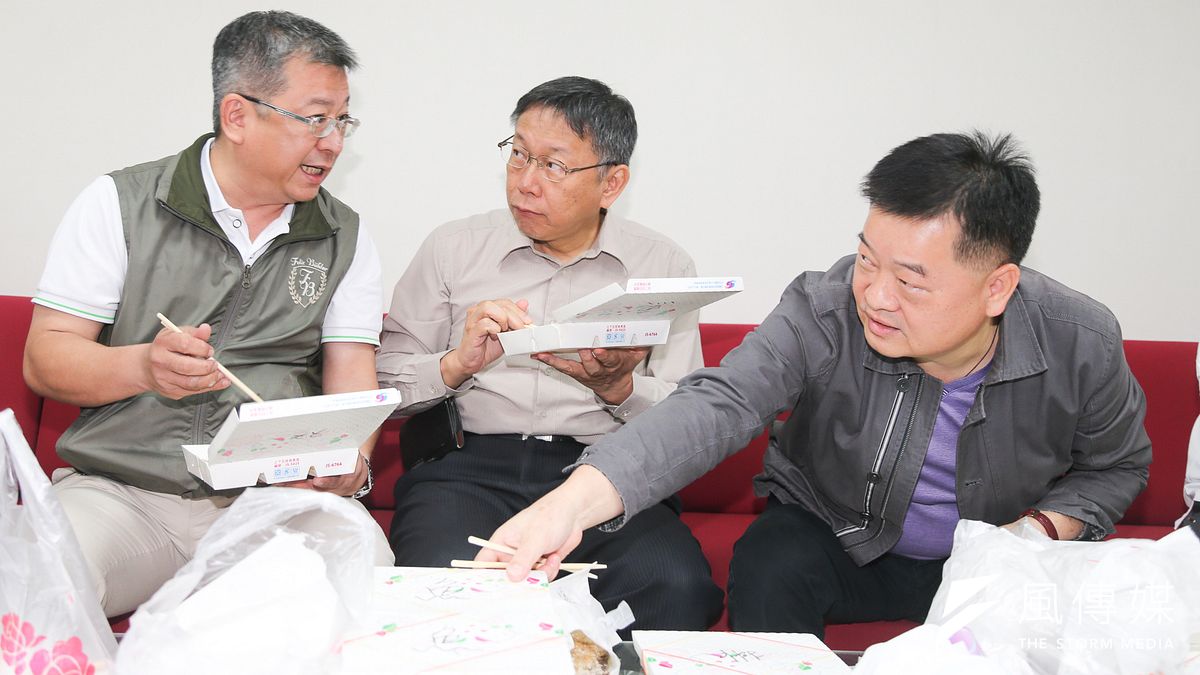 柯文哲在辦公室跟議員吃便當談市政的次數雖然變少了,但卻增加了晚上甚至半夜到外面餐廳與議員吃好料、喝酒、談感情的機會。(資料照,陳明仁攝) 柯文哲在辦公室跟議員吃便當談市政的次數雖然變少了,但卻增加了晚上甚至半夜到外面餐廳與議員吃好料、喝酒、談感情的機會。(資料照,陳明仁攝)