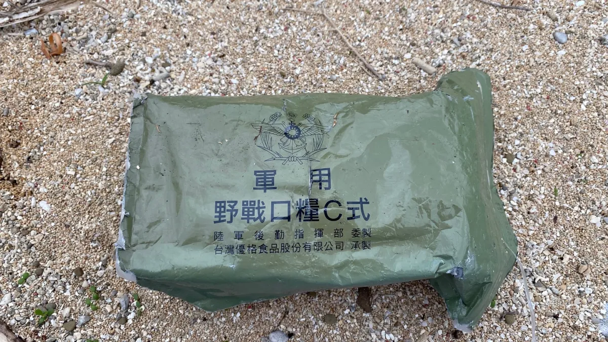 日本網友於海邊撿到國軍口糧,試吃分享心得「沒那麼糟糕」,軍事專家也出面解析。(資料照 / 翻攝自Futaro Okuyama粉專)