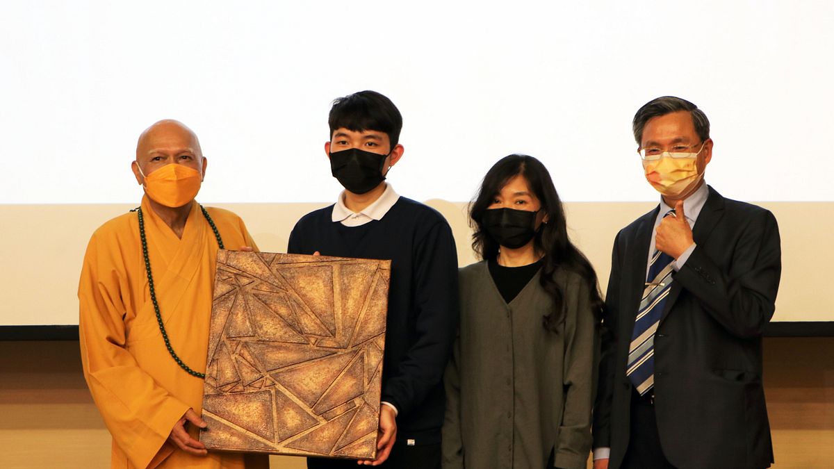 三峽普賢寺住持釋宗道法師看到書中自閉症小畫家魏廷亘在困頓的環境中,仍不放棄對藝術的執著,當場宣布要資助魏廷亘,鼓勵他持續創作。(圖/新北市立圖書館提供) 三峽普賢寺住持釋宗道法師看到書中自閉症小畫家魏廷亘在困頓的環境中,仍不放棄對藝術的執著,當場宣布要資助魏廷亘,鼓勵他持續創作。(圖/新北市立圖書館提供)