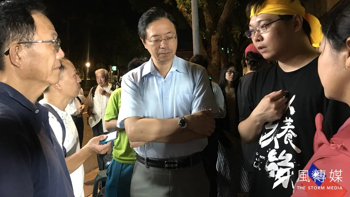 「以核養綠」公投領銜人黃士修(右)在中選會前絕食抗爭,前行政院長張善政(中)、台北市長候選人丁守中(左)晚間到場探視。(羅暐智攝)