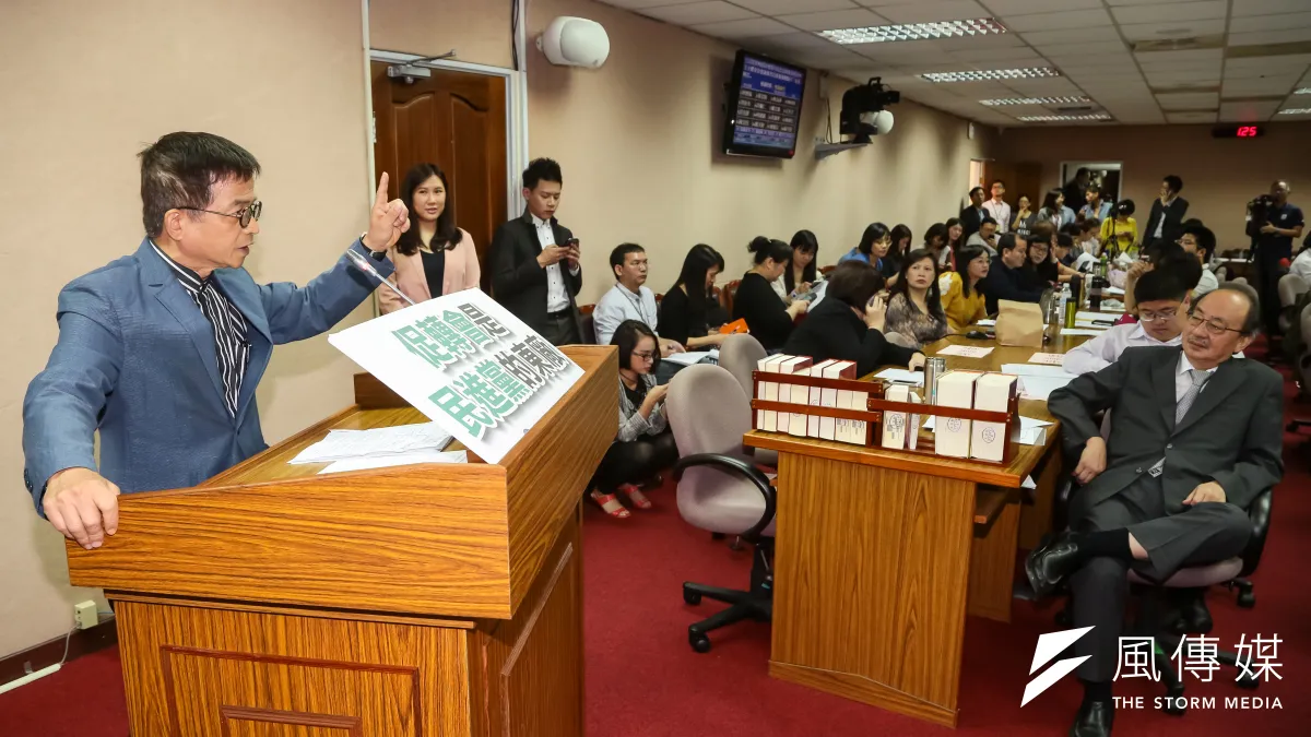 國民黨立委賴士葆21日於司法法制委員會,針對審查促進轉型正義條例草案發言,民進黨大黨鞭柯建銘在台大聽。(顏麟宇攝)