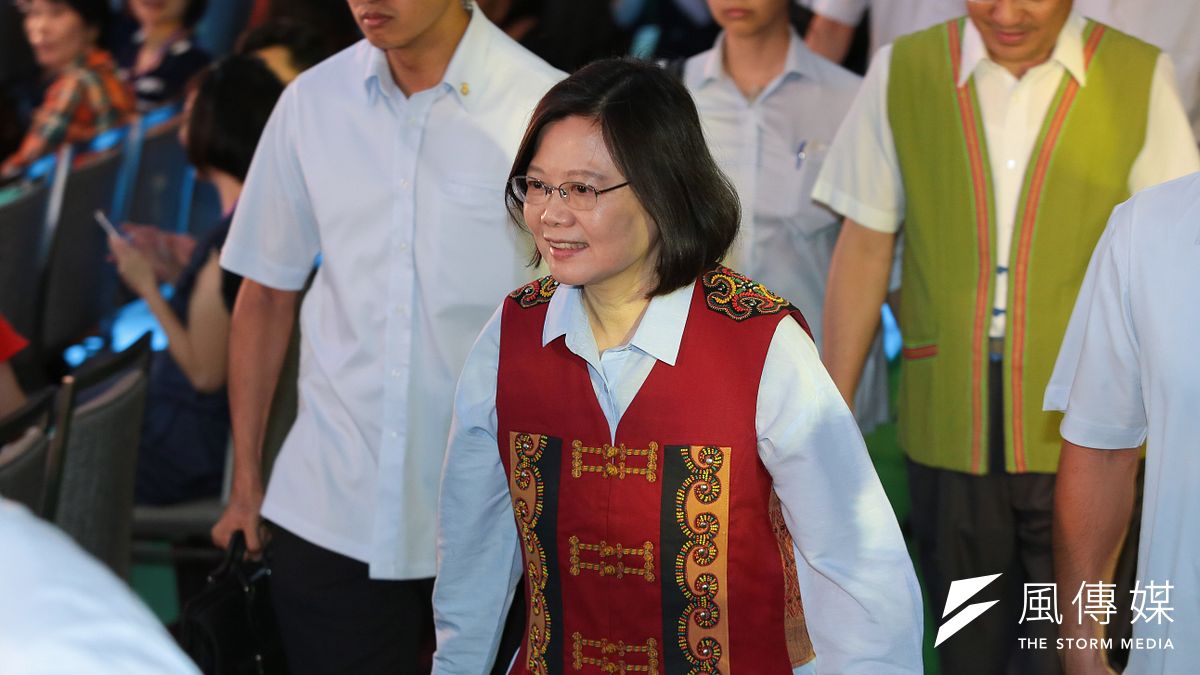 「斯卡羅」一劇引發熱潮,其原著《傀儡花》作者陳耀昌在撰寫《獅頭花》一書時,考察歷史後描繪出了總統蔡英文(中)的原漢譜系。(資料照,顏麟宇攝) 「斯卡羅」一劇引發熱潮,其原著《傀儡花》作者陳耀昌在撰寫《獅頭花》一書時,考察歷史後描繪出了總統蔡英文(中)的原漢譜系。(資料照,顏麟宇攝)