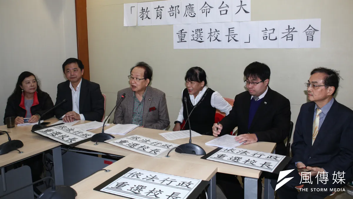 台灣教授協會等公民團體18日針對「台大校長遴選案」召開記者會,指出台大校長遴選程序中有重大瑕疵,並說教授管中閔不是合法的校長人選。左起台灣教師聯盟理事長蕭曉玲、永社理事長鄭文龍律師、遠東聯合法律事務所主持律師邱雅文、台大法律系名譽教授賀德芬、律師黃帝穎、律師邱一峰。(蔡親傑攝)