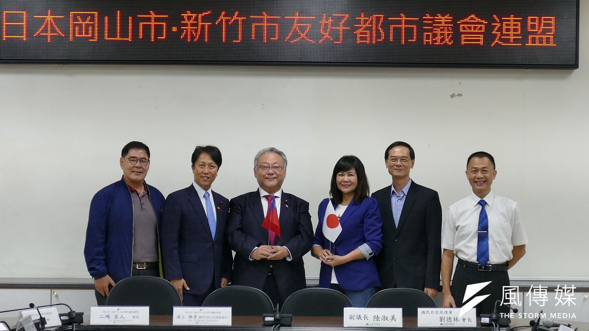 日本岡山議長浦上雅彥率議員連盟參訪議會,副議長陸淑美熱情歡迎,彼此允諾促進城市與議會情誼共同努力。(圖/徐炳文攝) 日本岡山議長浦上雅彥率議員連盟參訪議會,副議長陸淑美熱情歡迎,彼此允諾促進城市與議會情誼共同努力。(圖/徐炳文攝)