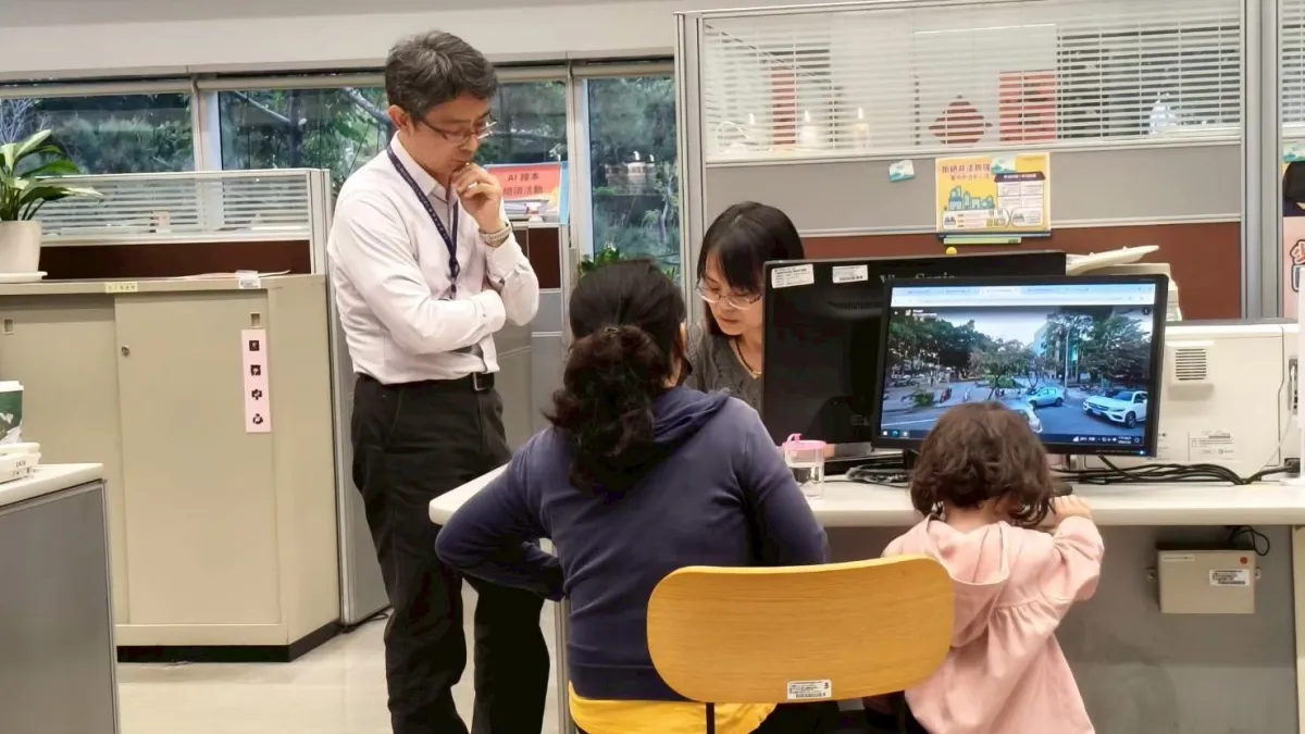 台中市政府在「新市政」與「陽明」兩大服務中心提供各具特色的「一站式」多元服務-受理民眾諮詢服務。(圖/台中市政府)