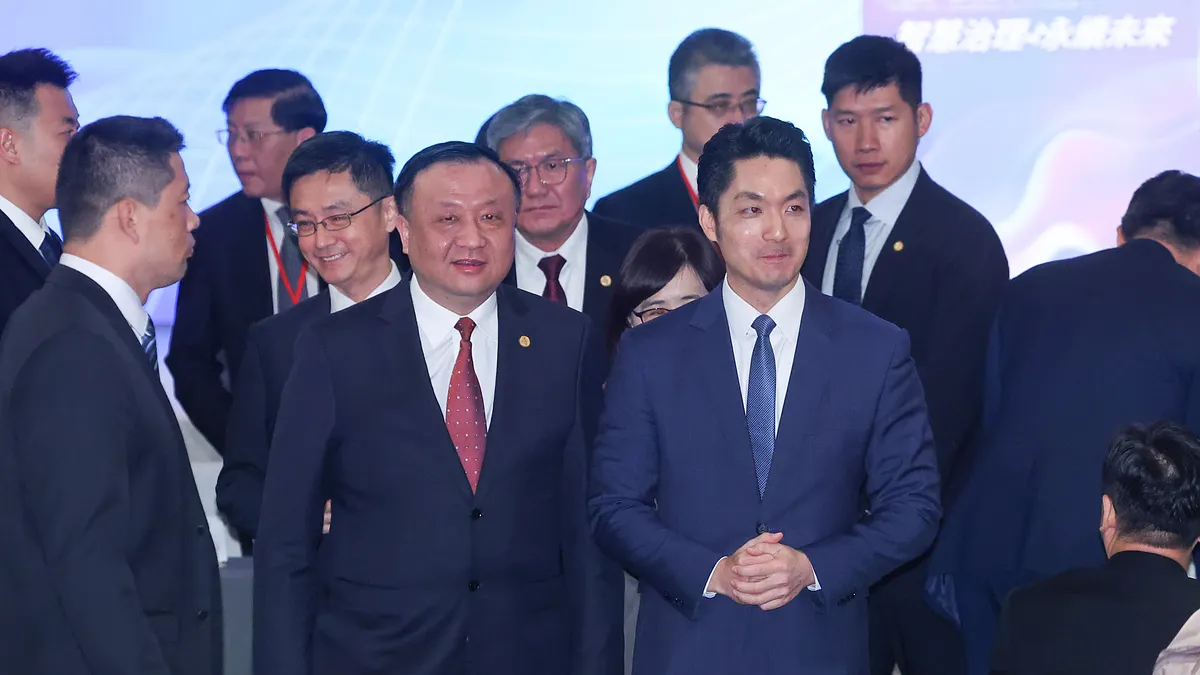 台北市長蔣萬安(右)、上海市副市長華源(左)16日出席「2024台北上海雙城論壇」開幕式。(資料照,顏麟宇攝) 台北市長蔣萬安(右)、上海市副市長華源(左)16日出席「2024台北上海雙城論壇」開幕式。(資料照,顏麟宇攝)