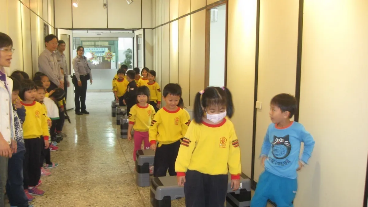 幼兒園參訪警局 小小警察賣萌療癒波麗士大人
