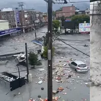 光復鄉の災害が迅速に拡大した主な理由は幾つかある。まず第一に、馬太鞍溪せき止め湖の規模が非常に大きいことである。堰堤の高さは約200メートル、湖面積は140ヘクタールに達し、満水時の蓄水量は約9100万トンであり、大型ダムに匹敵する規模である。次に、台風による降雨は集中しており、短時間で急激に増加したため、湖水の水位が急速に上昇した。さらに、インフラの耐久性が不足しており、馬太鞍溪橋は洪水のピークの衝撃に耐えきれず断裂し、排水機能と交通機能を失った【画像/爆料公社提供】。 光復鄉の災害が迅速に拡大した主な理由は幾つかある。まず第一に、馬太鞍溪せき止め湖の規模が非常に大きいことである。堰堤の高さは約200メートル、湖面積は140ヘクタールに達し、満水時の蓄水量は約9100万トンであり、大型ダムに匹敵する規模である。次に、台風による降雨は集中しており、短時間で急激に増加したため、湖水の水位が急速に上昇した。さらに、インフラの耐久性が不足しており、馬太鞍溪橋は洪水のピークの衝撃に耐えきれず断裂し、排水機能と交通機能を失った【画像/爆料公社提供】。