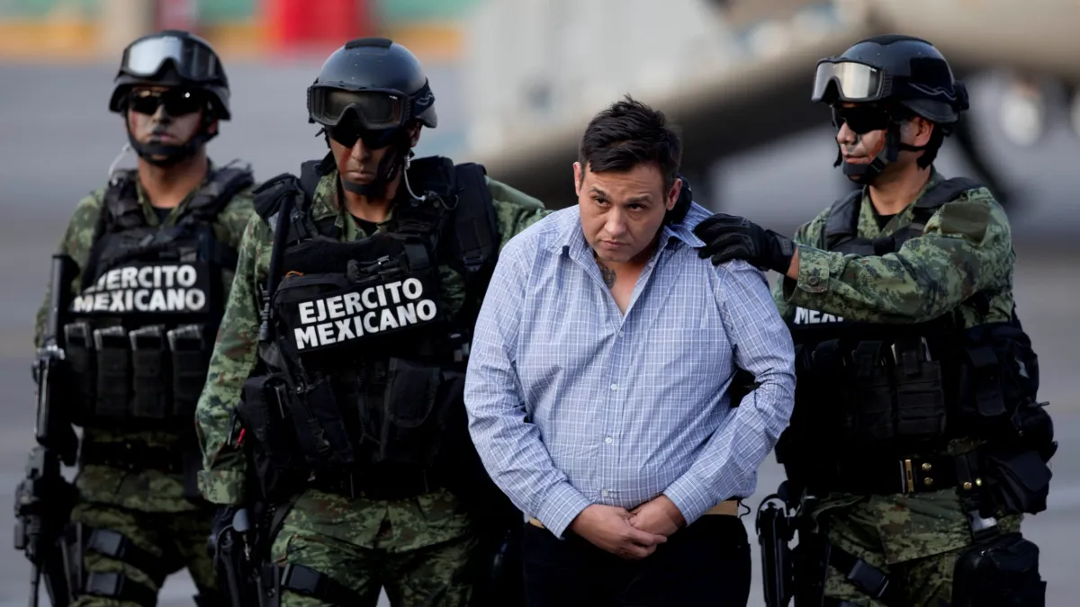 墨西哥洛斯塞塔斯(Zetas)販毒集團掌權者奧馬爾·莫拉萊斯(Omar Treviño Morales,中)2015年被逮捕。(美聯社)