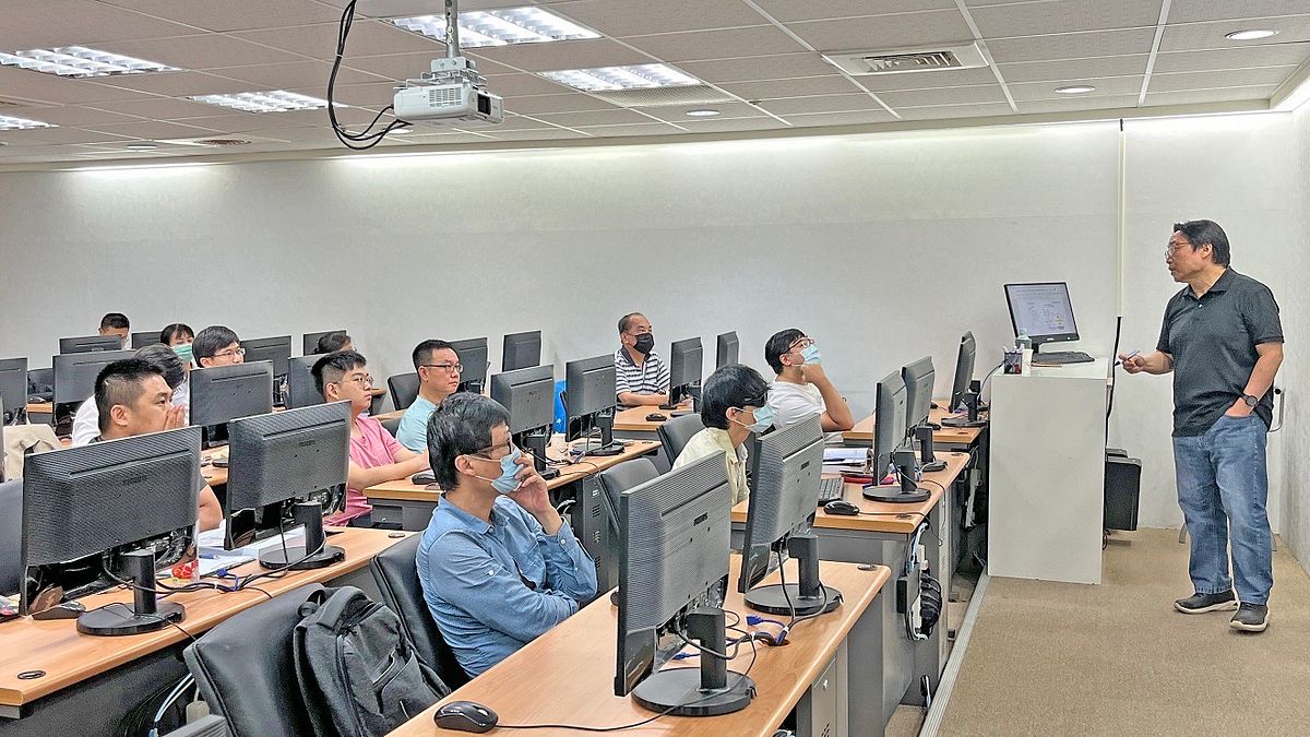 高分署因應產業發展,針對在職勞工推出產業人才投資方案AI相關課程,滿足轄區產業對AI人才需求。(圖/勞動力發展署高屏澎東分署提供) 高分署因應產業發展,針對在職勞工推出產業人才投資方案AI相關課程,滿足轄區產業對AI人才需求。(圖/勞動力發展署高屏澎東分署提供)