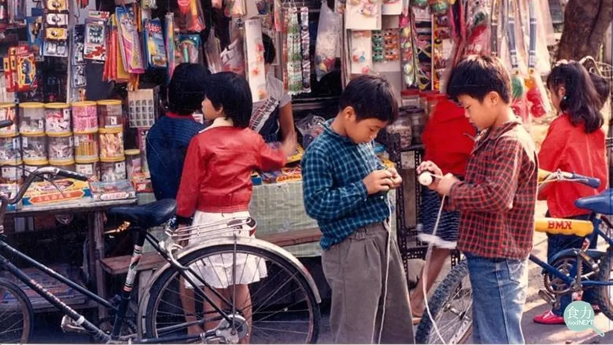 俗稱「柑仔店」的傳統雜貨店早在日治時期已經出現,以前的小孩子會在那裡購買零食,圖為80年代雲林街頭的柑仔店。(圖/張哲生提供|食力foodNEXT)