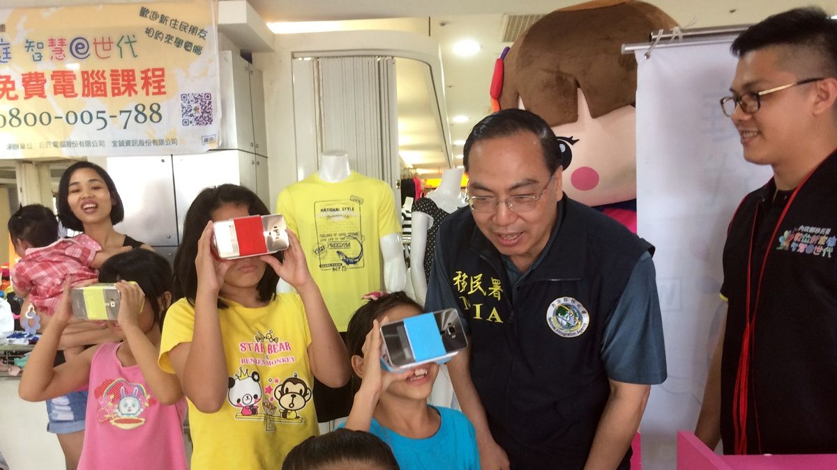 移民署紅小胖卡進駐吸晴 體驗全新VR互動科技 移民署紅小胖卡進駐吸晴 體驗全新VR互動科技