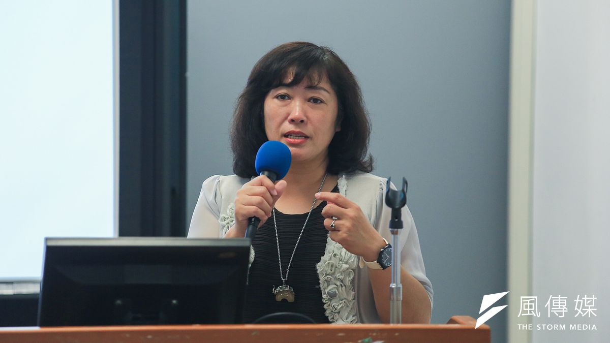 女兒遭男友利刃奪命,金鶯談起身為受害者家屬的感受時說,「原諒」非常困難,但選擇「放下」讓自己重新好好地走、好好過生活是重要的。(簡必丞攝) 女兒遭男友利刃奪命,金鶯談起身為受害者家屬的感受時說,「原諒」非常困難,但選擇「放下」讓自己重新好好地走、好好過生活是重要的。(簡必丞攝)