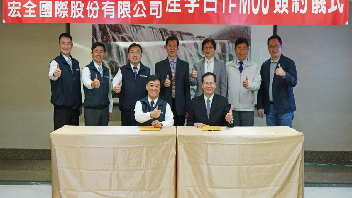 修平科技大學由校長陳建勝跟台灣第一大食品飲料包材供應商與飲料代工廠商簽署產學合作MOU,讓產業界與學校建構全面向的合作平台。(圖/修平科技大學提供)