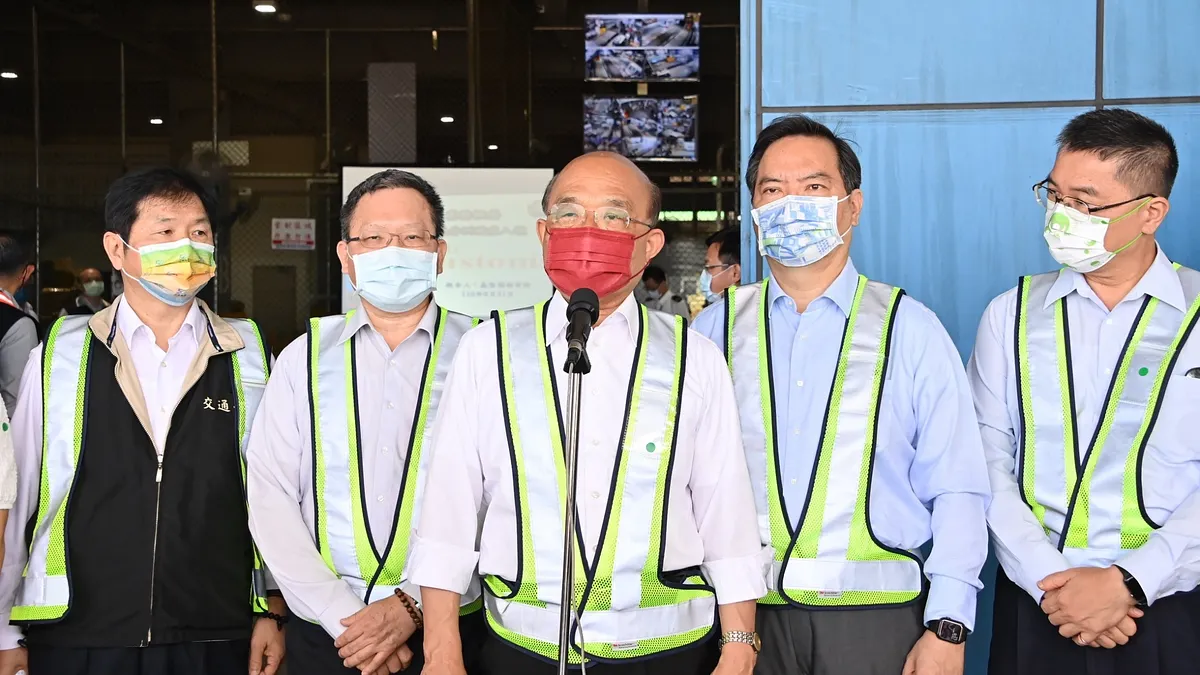 型政院長蘇貞昌(中)31日視察台北港貨物通關作業流程。(行政院提供)