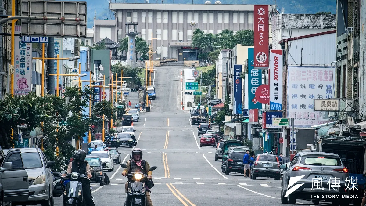 一名長輩前往醫院看診後騎車返家,沒想到在短短 8 分鐘的路程中,竟遭檢舉達人一路尾隨並截圖,一口氣收到 8 張罰單。(資料照/洪煜勛攝)