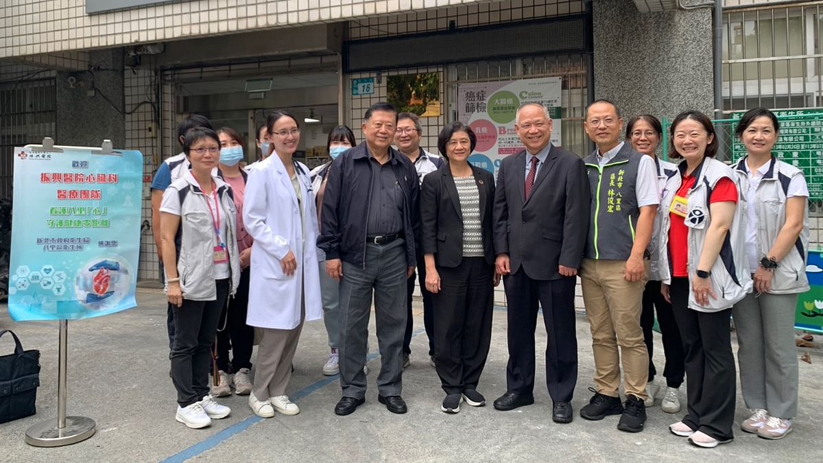 新北市衛生局陳潤秋局長感謝振興醫院魏崢院長率領醫療團隊到八里衛生所提供心臟科診療。(圖/新北市衛生局提供) 新北市衛生局陳潤秋局長感謝振興醫院魏崢院長率領醫療團隊到八里衛生所提供心臟科診療。(圖/新北市衛生局提供)