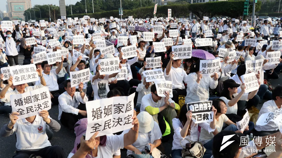反同民眾直接走到總統府前的鐵花圃抗議,隨後派出15位代表入府陳情,情緒亢奮不願離開。(蘇仲泓攝)