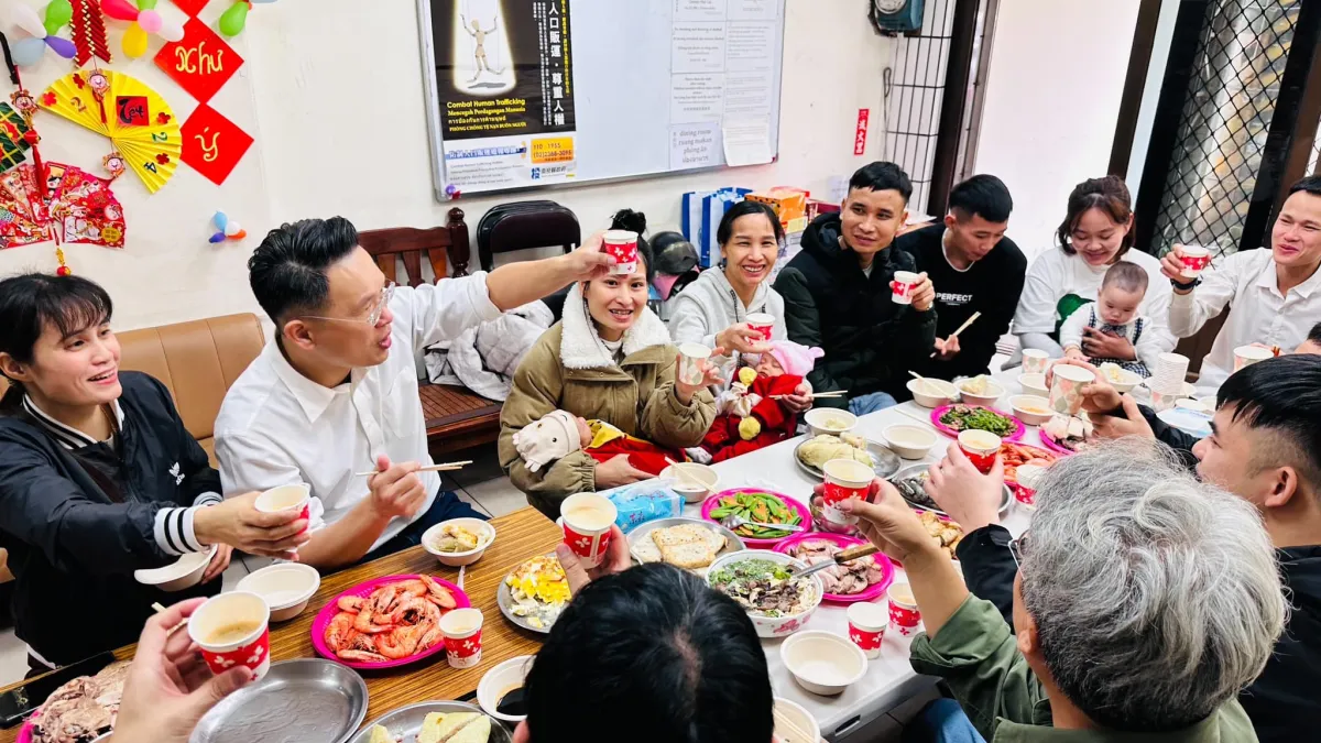 桃園市副市長蘇俊賓大年初一前往移工安置中心,與移工朋友共度佳節。(圖/蘇俊賓臉書專頁)