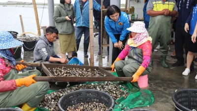 雲林縣長張麗善視察台西養殖區魚塭土堤崩塌搶修進度,關心養殖業者災情。(圖/張麗善臉書專頁)