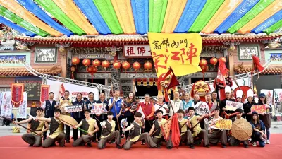 觀光局長高閔琳和內門紫竹寺主委劉銀城歡迎大家9日來內門參加宋江陣系列活動。(圖/高雄市觀光局提供)