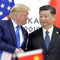 英国ファイナンシャル・タイムズの報道によると、中国政府は正式にアメリカのトランプ大統領を北京に招き、中国国家主席習近平氏との会談を求めている。しかし、関税交渉とフェンタニル問題で依然として大きな相違があり、ホワイトハウスは中国側の招待にまだ応じていない。(写真/AP通信提供) 英国ファイナンシャル・タイムズの報道によると、中国政府は正式にアメリカのトランプ大統領を北京に招き、中国国家主席習近平氏との会談を求めている。しかし、関税交渉とフェンタニル問題で依然として大きな相違があり、ホワイトハウスは中国側の招待にまだ応じていない。(写真/AP通信提供)