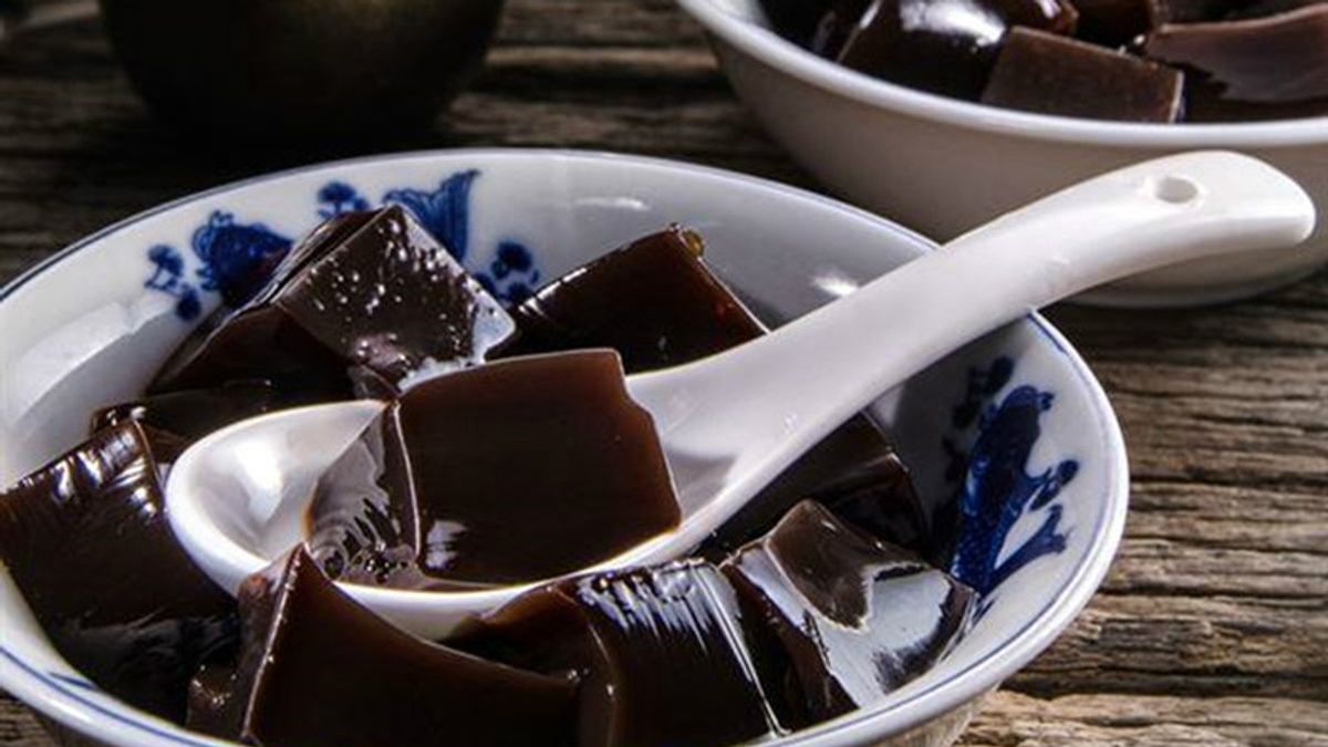 中央流行疫情指揮中心開設滿100天,更迎來連續3天零確診的好消息,而指揮中心也特別準備「龜苓膏」請媒體,象徵確診病例歸零,更讓龜苓膏瞬間成為網路上熱搜關鍵字。(圖/華人健康網提供) 中央流行疫情指揮中心開設滿100天,更迎來連續3天零確診的好消息,而指揮中心也特別準備「龜苓膏」請媒體,象徵確診病例歸零,更讓龜苓膏瞬間成為網路上熱搜關鍵字。(圖/華人健康網提供)