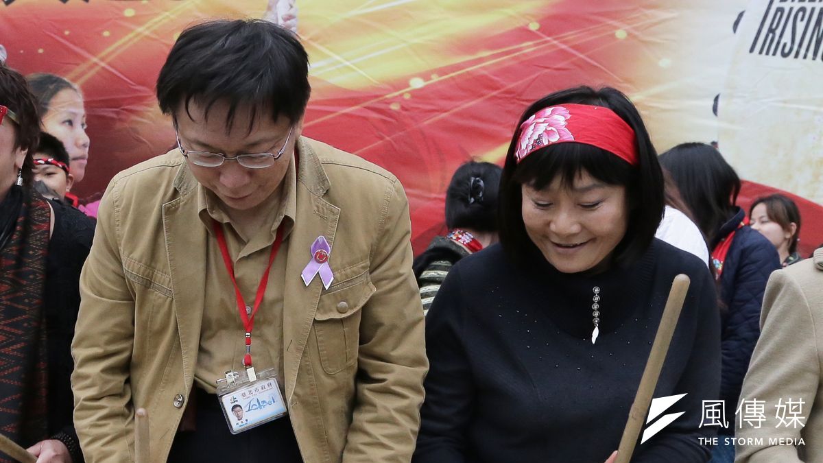 勵馨基金會執行長紀惠容(右)說,社會化低不能成為老是失言的藉口,她認為柯文哲應該道歉。(資料照/楊子磊攝) 勵馨基金會執行長紀惠容(右)說,社會化低不能成為老是失言的藉口,她認為柯文哲應該道歉。(資料照/楊子磊攝)