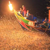 北海岸夜色中,漁火映照海面與魚群,傳統海上作業成為人與潮汐共舞的生命風景。(圖/主辦單位提供) 北海岸夜色中,漁火映照海面與魚群,傳統海上作業成為人與潮汐共舞的生命風景。(圖/主辦單位提供)