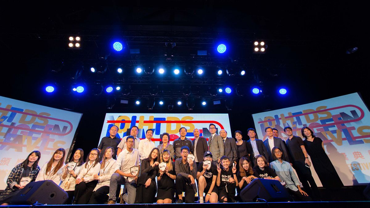 2017青春設計節頒獎,市長與頒獎企業、得獎學生合影。(圖/高雄市文化局提供) 2017青春設計節頒獎,市長與頒獎企業、得獎學生合影。(圖/高雄市文化局提供)