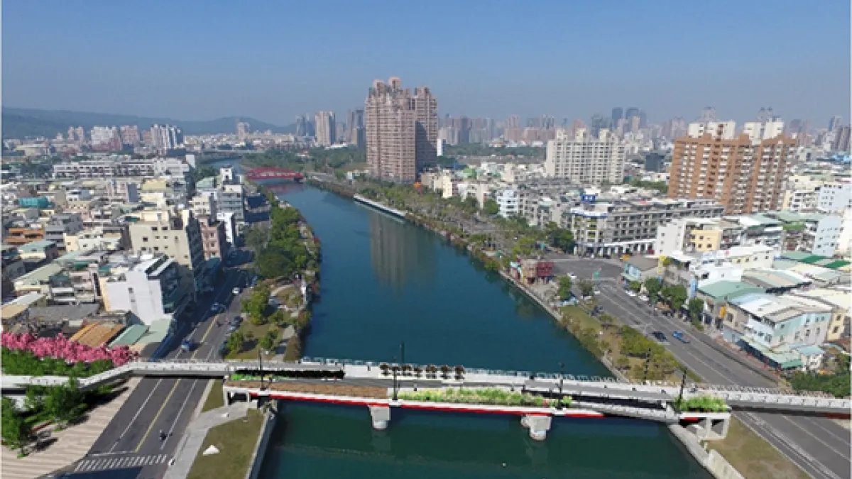 愛河景觀橋預計7月底將完工,將來會開放單車和行人通行。(圖/立委李昆澤提供)