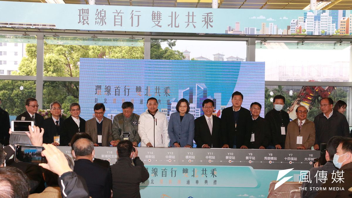 新北環狀線將於1月31日舉辦通車典禮,總統蔡英文(中)、交通部長林佳龍(右六)台北市市長柯文哲(左五)、新北市長侯友宜(左六)、新北捷運局長李政安(右一)及其它貴賓合影。(圖/李梅瑛攝) 新北環狀線將於1月31日舉辦通車典禮,總統蔡英文(中)、交通部長林佳龍(右六)台北市市長柯文哲(左五)、新北市長侯友宜(左六)、新北捷運局長李政安(右一)及其它貴賓合影。(圖/李梅瑛攝)