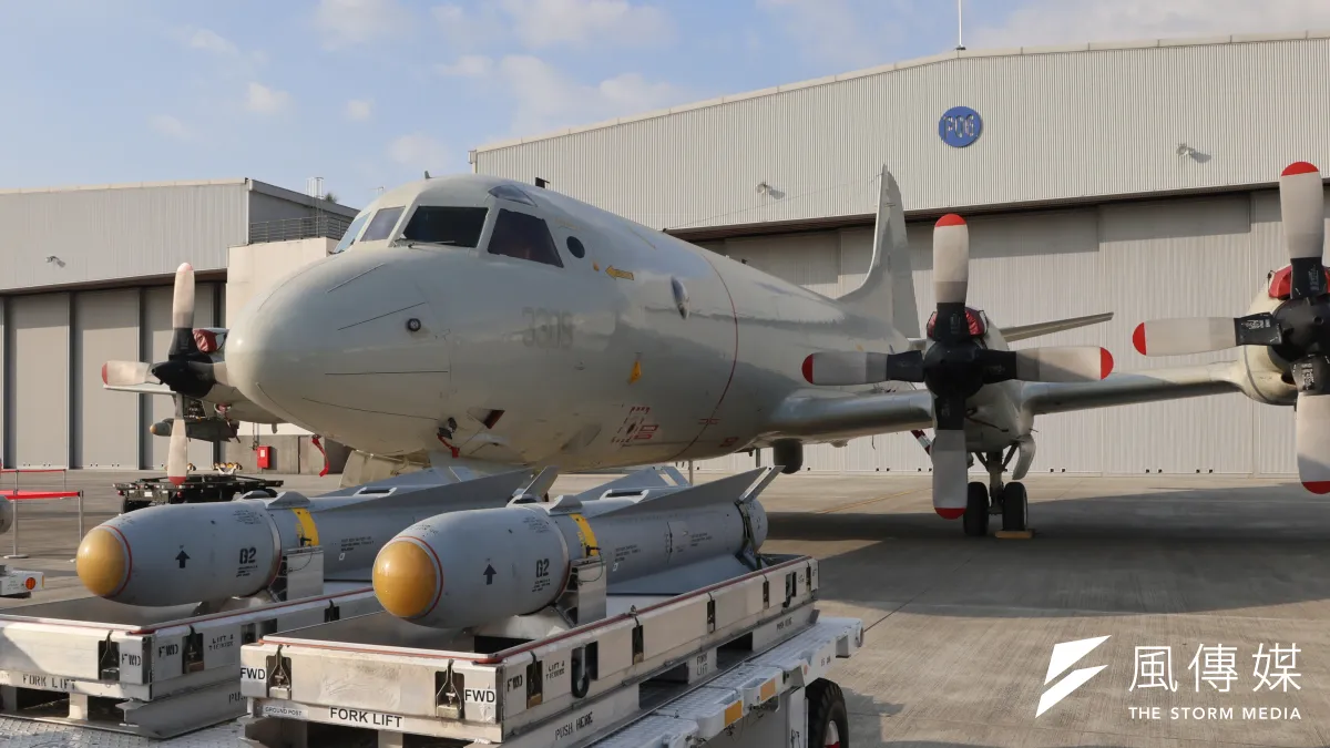 國軍春節加強戰備30日在空軍屏東基地進行操演,圖為空軍第六混合聯隊P-3C反潛機及裝載的小牛飛彈。(柯承惠攝)