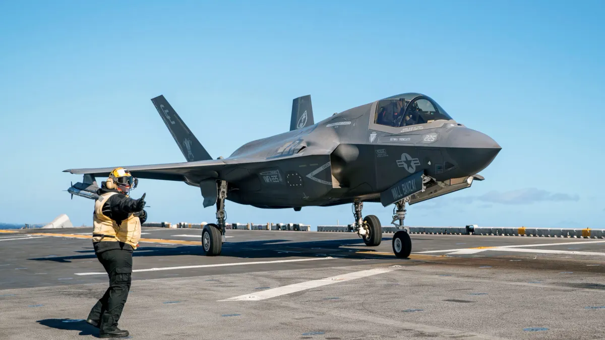 軍事專家施孝瑋表示,若台灣無法成功買到F-35(見圖),不如試著向美國申購另一款航程長、攜彈量大的戰機。(資料照,翻攝自美國海軍)