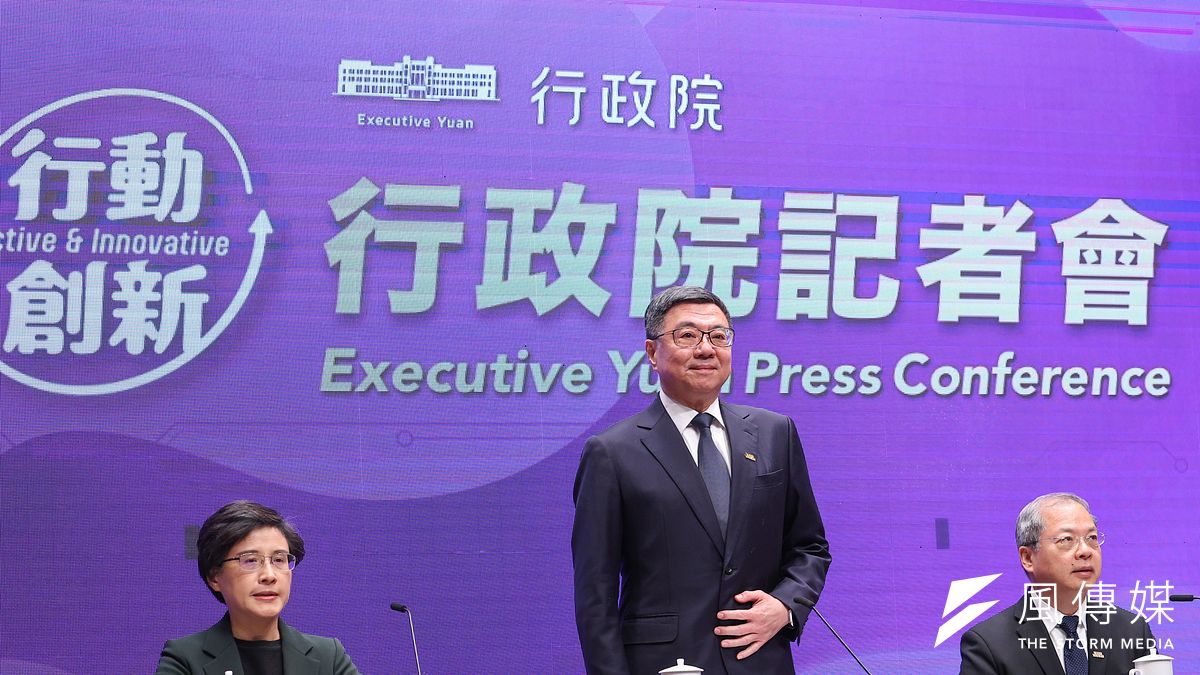 行政院長卓榮泰(中)、行政院副院長鄭麗君(左)、行政院秘書長龔明鑫(右)等人23日出席「114年度中央政府總預算相關說明」記者會。(資料照,顏麟宇攝) 行政院長卓榮泰(中)、行政院副院長鄭麗君(左)、行政院秘書長龔明鑫(右)等人23日出席「114年度中央政府總預算相關說明」記者會。(資料照,顏麟宇攝)