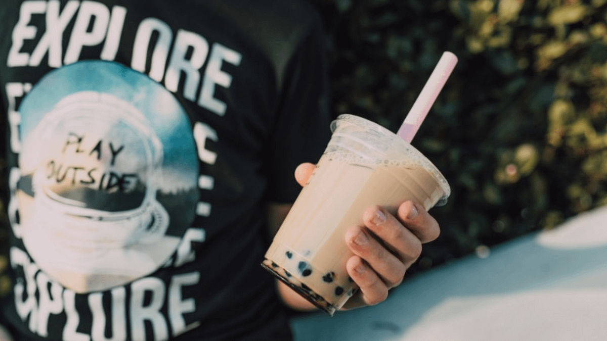 知名手搖店「麻古茶坊」自中國輸入吸管,近日被檢出溶出試驗超標,共450公斤被要求退運或銷毀。(示意圖/Pexels) 知名手搖店「麻古茶坊」自中國輸入吸管,近日被檢出溶出試驗超標,共450公斤被要求退運或銷毀。(示意圖/Pexels)