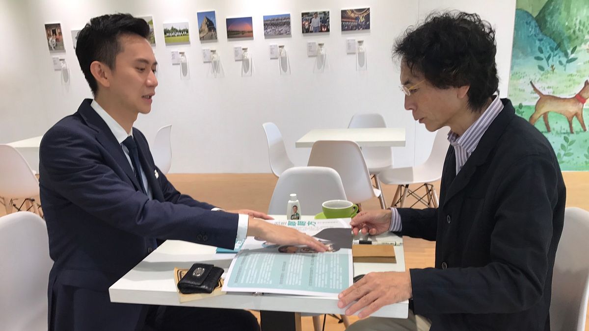 長期關注台灣政治與國際情勢的日本台灣學會理事小笠原欣幸(右)上月訪問民進黨新竹縣長候選人鄭朝方(左)的競選總部,盛讚「鄭朝方就像台灣版的小泉進次郎」。(鄭朝方競選總部提供) 長期關注台灣政治與國際情勢的日本台灣學會理事小笠原欣幸(右)上月訪問民進黨新竹縣長候選人鄭朝方(左)的競選總部,盛讚「鄭朝方就像台灣版的小泉進次郎」。(鄭朝方競選總部提供)