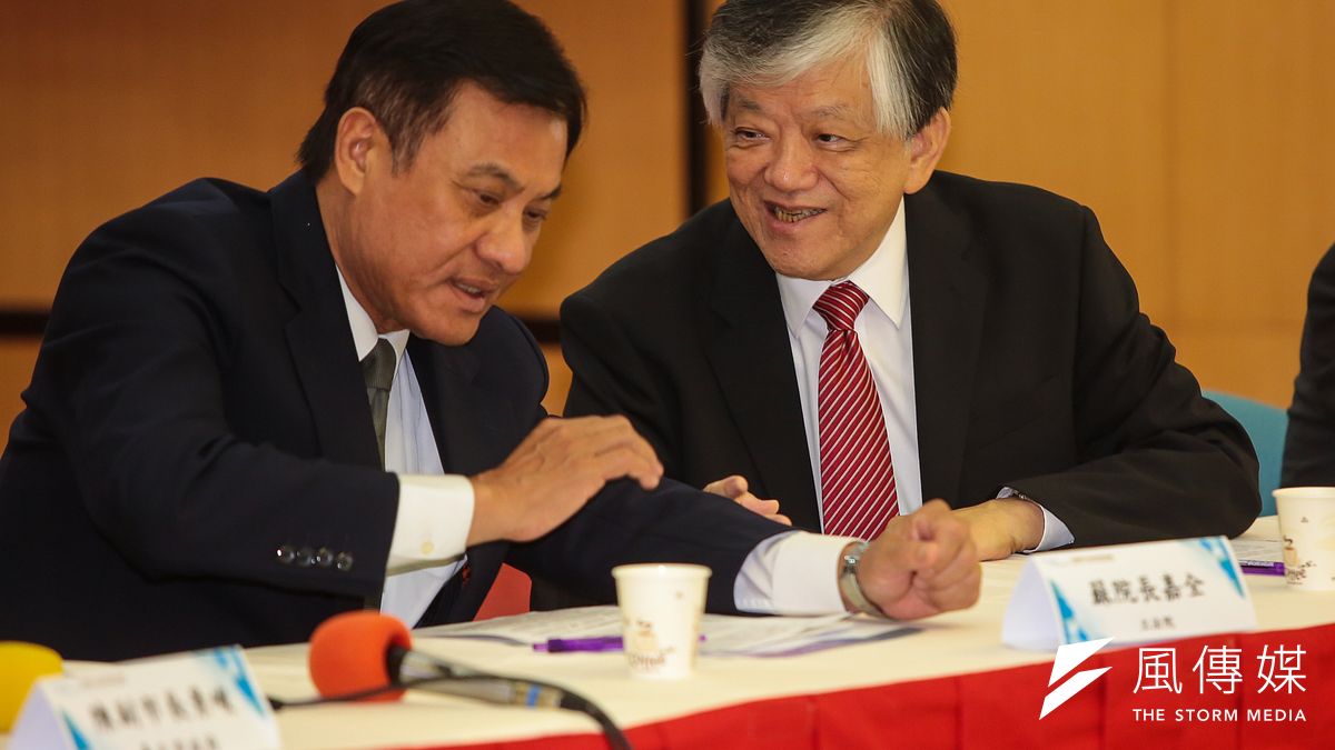 作者指出,義美食安出包的清單也是洋洋灑灑十幾二十件,總經理高志明(右)居然獲頒成大名譽博士學位,還真是顏色對了,食安問題就沒了。(資料照,顏麟宇攝) 作者指出,義美食安出包的清單也是洋洋灑灑十幾二十件,總經理高志明(右)居然獲頒成大名譽博士學位,還真是顏色對了,食安問題就沒了。(資料照,顏麟宇攝)