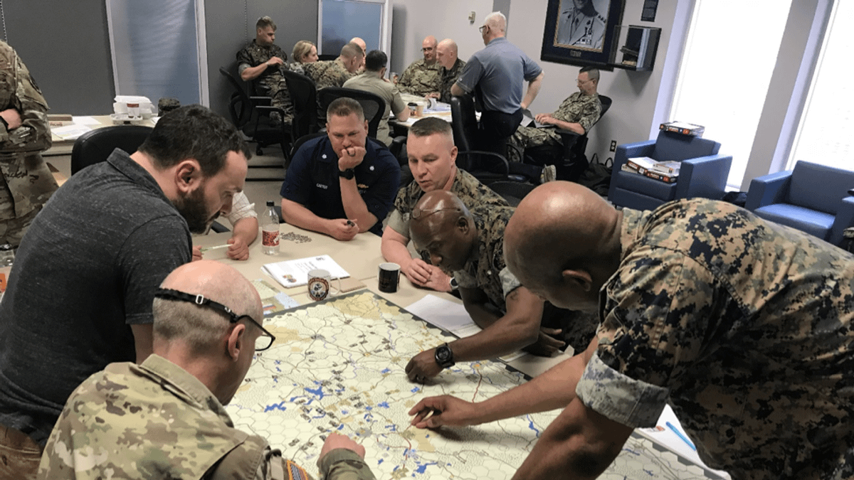 美國陸戰隊戰爭學院的戰略研究教授詹姆斯・萊西(James Lacey)的兵棋推演課程。美軍與北約部隊正與俄羅斯在歐洲戰場激戰。(翻攝網路) 美國陸戰隊戰爭學院的戰略研究教授詹姆斯・萊西(James Lacey)的兵棋推演課程。美軍與北約部隊正與俄羅斯在歐洲戰場激戰。(翻攝網路)