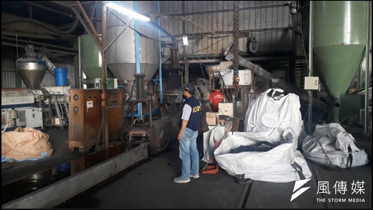 路竹地下工廠塑膠異味稽查。(圖/徐炳文攝) 路竹地下工廠塑膠異味稽查。(圖/徐炳文攝)