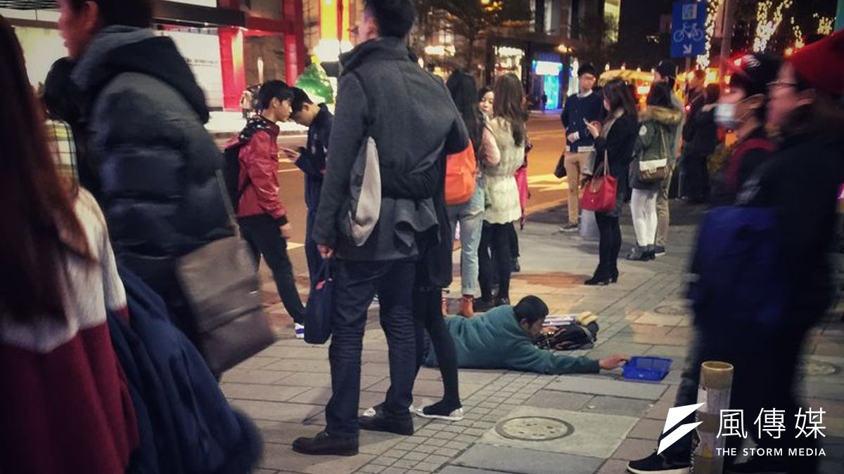 他們是人生的「飄落客」,多給他們一點寬容吧。(施縈縈攝) 他們是人生的「飄落客」,多給他們一點寬容吧。(施縈縈攝)