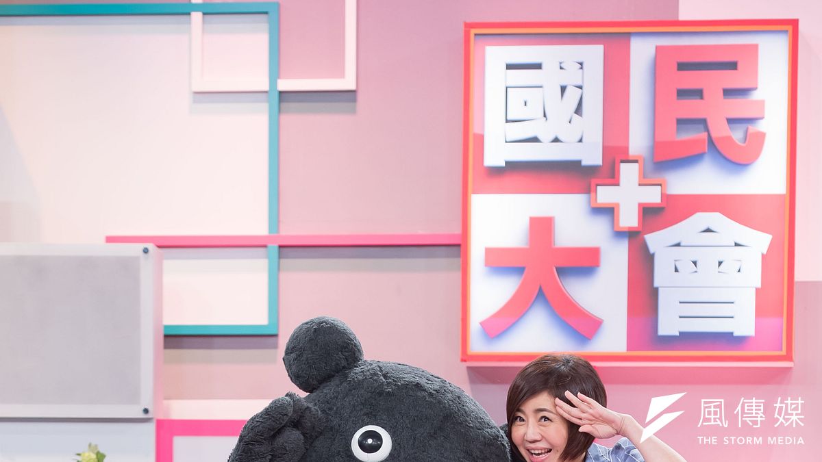 世大運吉祥物熊讚失業後,於8日來TVBS《國民大會》應徵于美人的助理主持。(TVBS提供) 世大運吉祥物熊讚失業後,於8日來TVBS《國民大會》應徵于美人的助理主持。(TVBS提供)