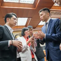立法院教育及文化委員會26日審查「電子競技運動發展基本法草案」等案,圖為運動部長李洋(右)、國民黨立委羅廷瑋(左)於會後進行討論。(劉偉宏攝) 立法院教育及文化委員會26日審查「電子競技運動發展基本法草案」等案,圖為運動部長李洋(右)、國民黨立委羅廷瑋(左)於會後進行討論。(劉偉宏攝)
