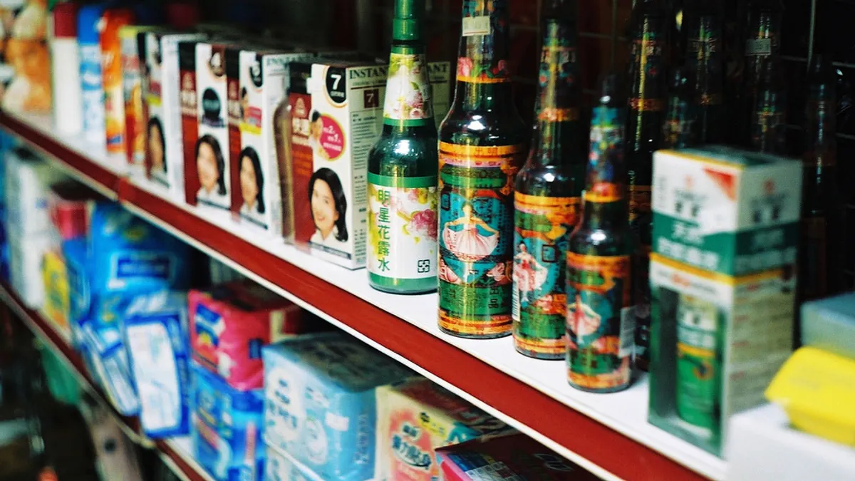 明星花露水曾經風靡全台,是許多人記憶中的味道。日前驚傳停產,勾出了許多到現在都還愛用的粉絲們,分享他們的私人用法,有些真的很有創意。(圖/Flikr@chia ying Yang) 明星花露水曾經風靡全台,是許多人記憶中的味道。日前驚傳停產,勾出了許多到現在都還愛用的粉絲們,分享他們的私人用法,有些真的很有創意。(圖/Flikr@chia ying Yang)