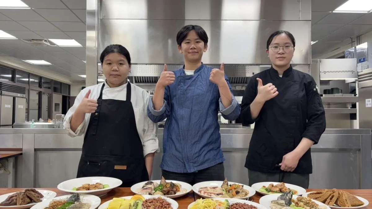 桃竹苗分署培訓的「中餐烹飪」職類青年組選手范窈瑄(左1),在本次全國技能競賽中榮獲分區賽銀牌,中間為培訓老師許乃云。(圖/勞動力發展署桃竹苗分署)