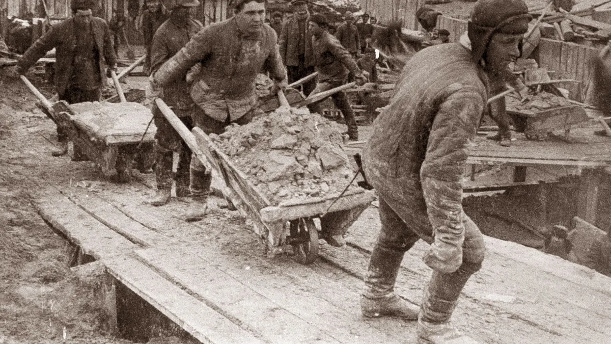 在古拉格勞改營的囚犯,需負責白海-波羅的海運河。這項工程被史達林視為自己的豐功偉業之一。(圖/Laski Diffusion/Getty Images) 在古拉格勞改營的囚犯,需負責白海-波羅的海運河。這項工程被史達林視為自己的豐功偉業之一。(圖/Laski Diffusion/Getty Images)