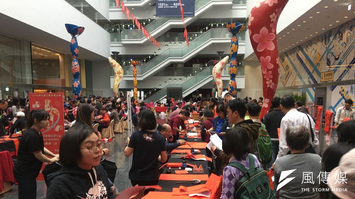 台中市政府舉辦「109年迎新揮毫贈春聯」迎接新年活動,超過150位書法名家為民眾客製寫春聯、畫年畫,吸引許多民眾前往領取。(圖/記者王秀禾攝) 台中市政府舉辦「109年迎新揮毫贈春聯」迎接新年活動,超過150位書法名家為民眾客製寫春聯、畫年畫,吸引許多民眾前往領取。(圖/記者王秀禾攝)