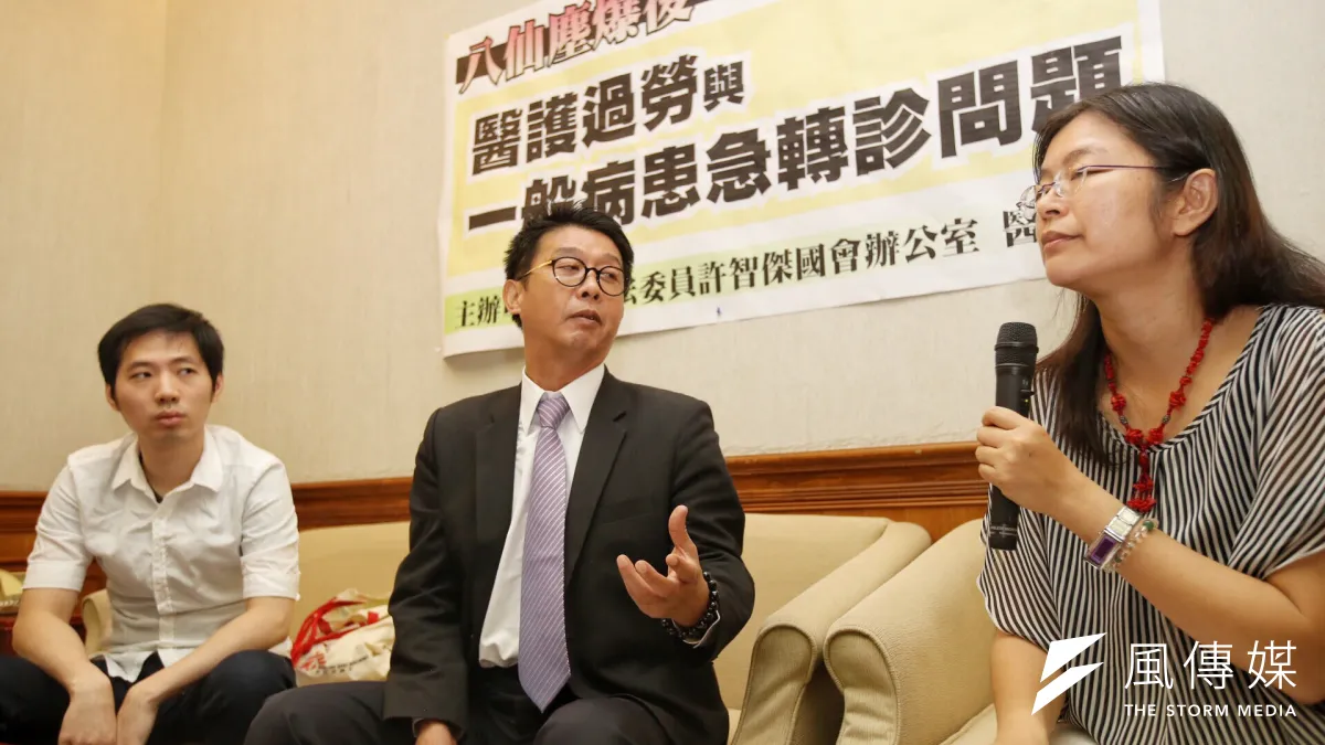 立委許智傑就「八仙塵爆後醫護過勞和一般病患急轉診問題」要求行政院和衞服部提出相關規劃。(林韶安攝)